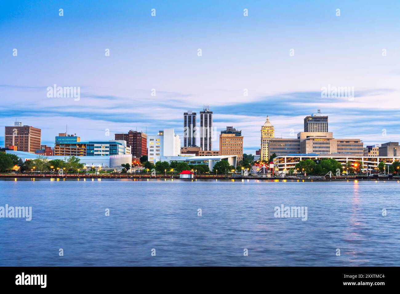 Peoria, Illinois, USA, Skyline der Innenstadt am See in der Abenddämmerung. Stockfoto