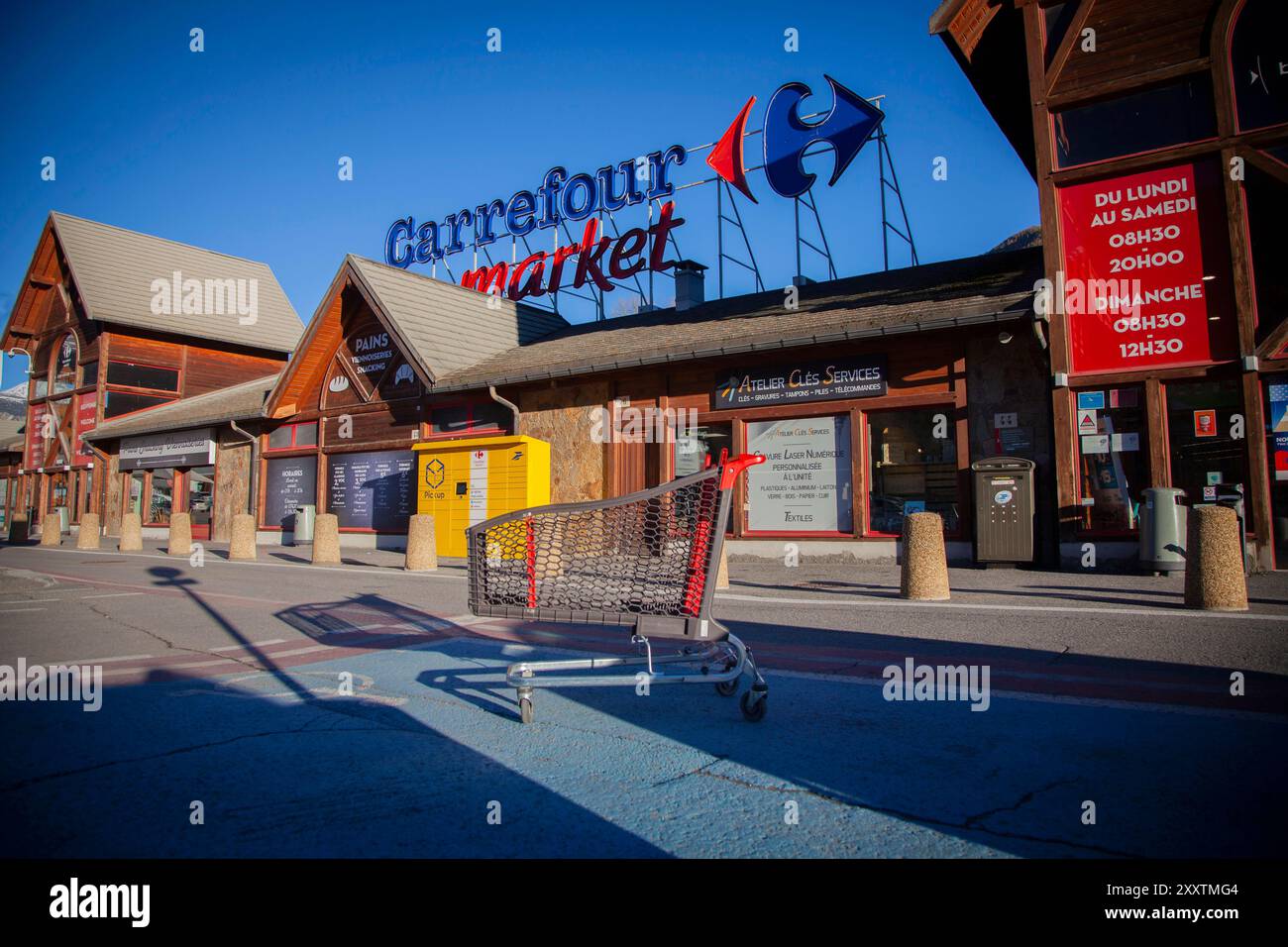 Carrefour Market in Briancon (Südostfrankreich): Leerer Einkaufswagen vor dem Supermarkt Stockfoto