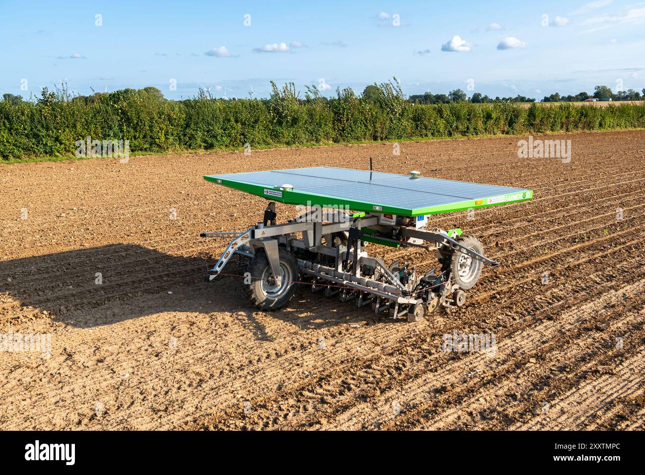 FarmDroid ist ein vollautomatischer, solarbetriebener Feldarboter, der Ihre Aussaat und den Pflanzenschutz automatisiert. Die einzigartige Präzision beim Aussaaten macht es zum Stockfoto