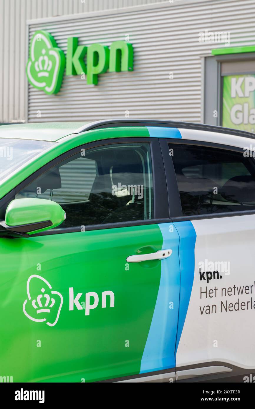 Arnhem, Niederlande - 11. Juli 2024: Ladenschild und Servicefahrzeug von KPN, einem niederländischen Telekommunikationsunternehmen, in Arnhem, Niederlande Stockfoto