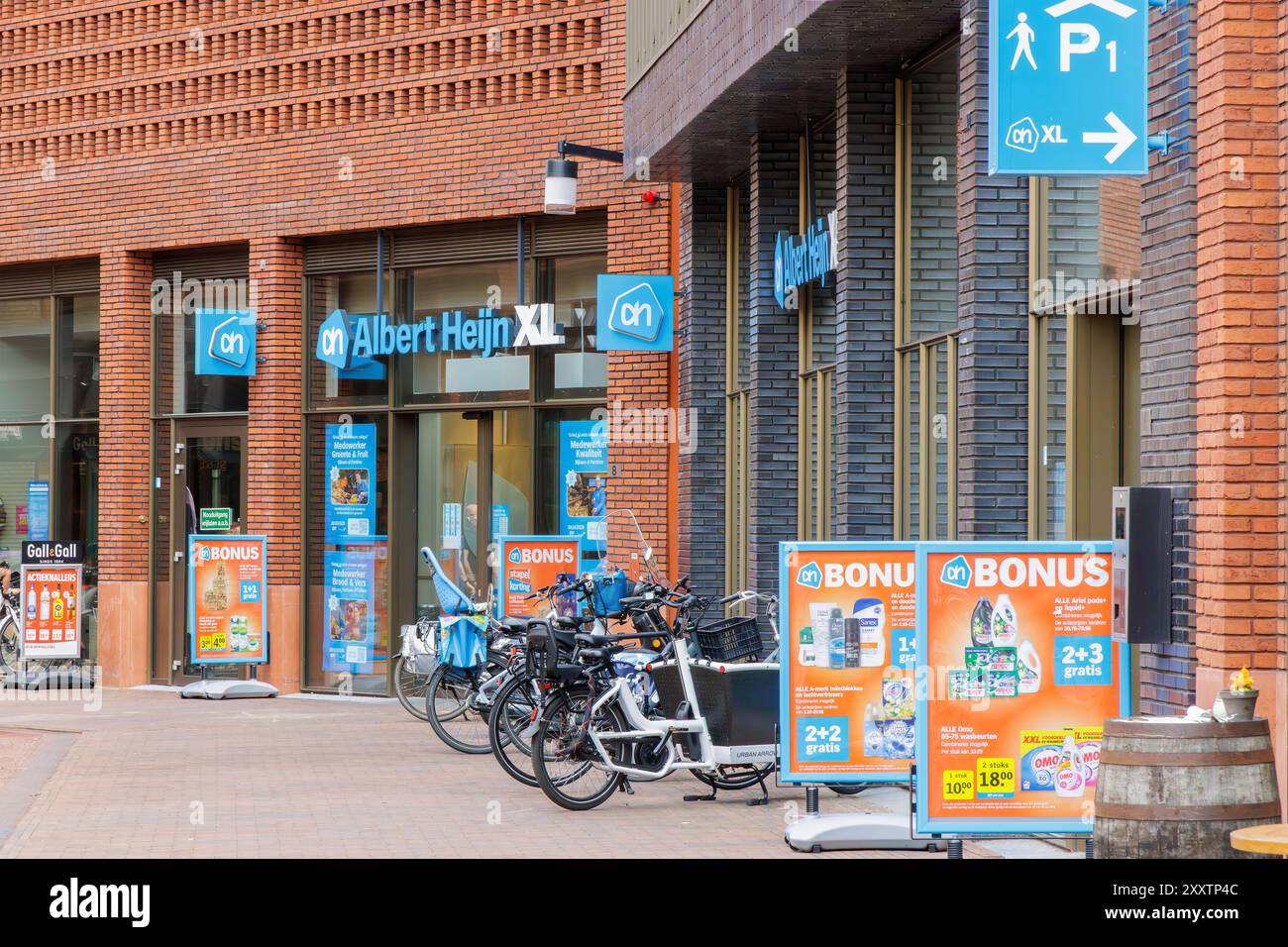 Lent, Niederlande - 14. Juli 2022: Eingang eines niederländischen Albert Heijn Supermarktes in Lent, Niederlande Stockfoto