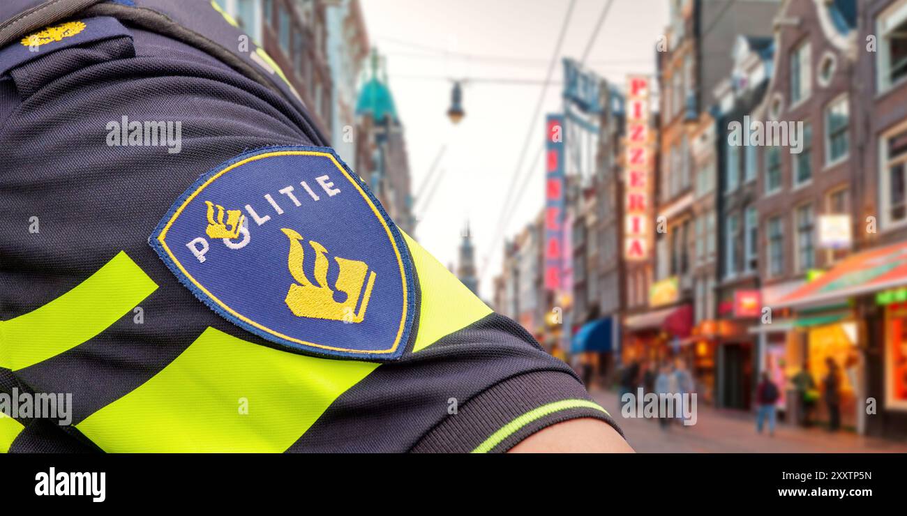 Nahaufnahme einer niederländischen Polizeiuniform mit offiziellem Abzeichen in einer Straße in Amsterdam, Niederlande Stockfoto