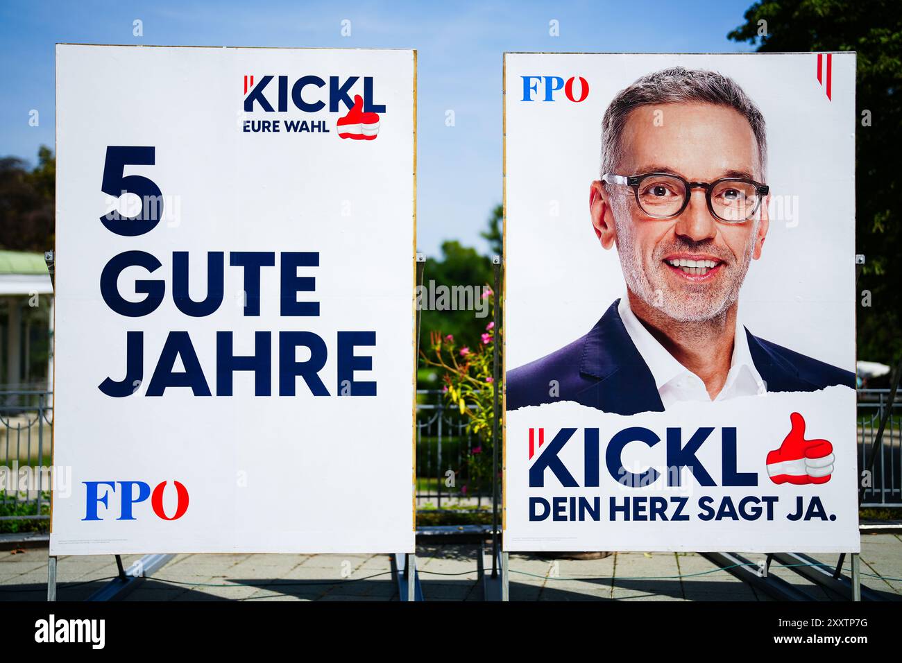 Wahlplakate der FPOE am Freitag, 23. August 2024, anlässlich der FPÖ-Pressekonferenz "Präsentation der 1. Posterwelle für die Nationalratswahlen 2024" in Wien. "5 gute Jahre", "Kickl dein Herz sagt ja." (Kickl dein Herz sagt ja.) - 20240823 PD3564 Credit: APA-PictureDesk/Alamy Live News Stockfoto