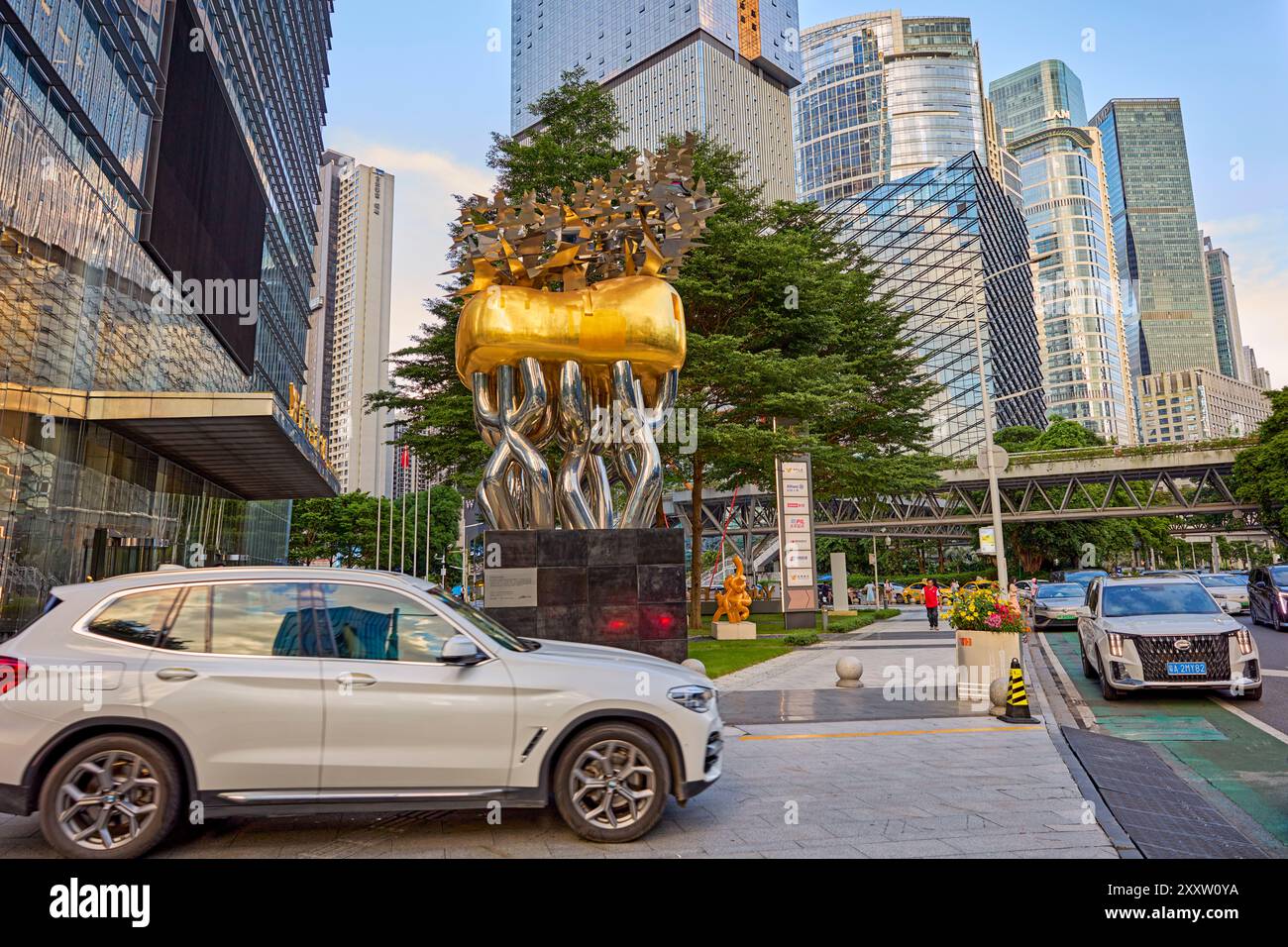 Eine Straßenszene in der Neustadt Zhujiang, einem zentralen Geschäftsviertel im Bezirk Tianhe, Stadt Guangzhou, Provinz Guangdong, China. Stockfoto