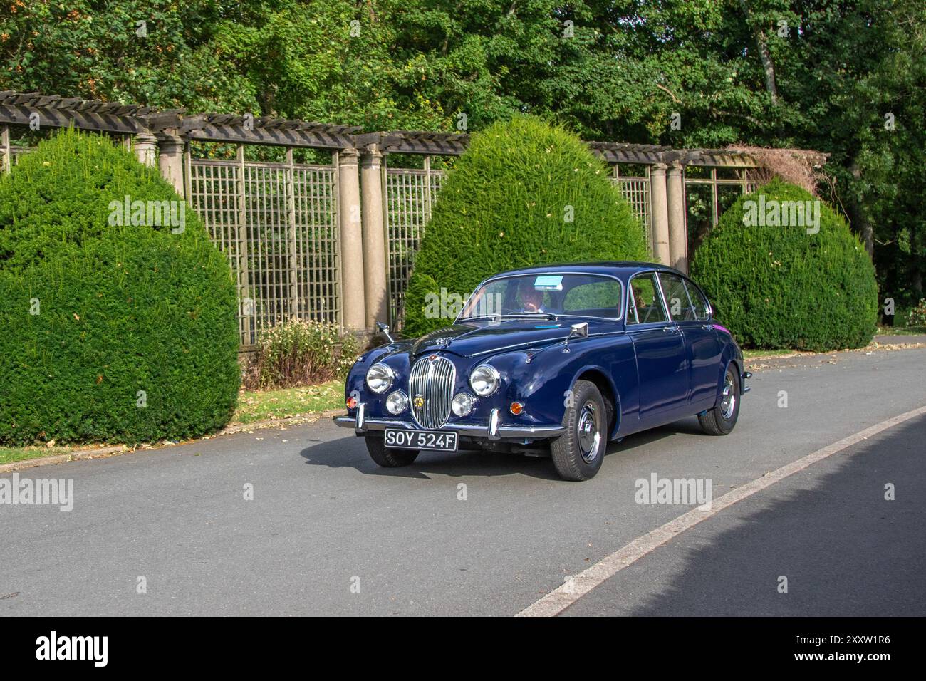 1968 60er Jahre Jaguar 2,4 240 2,4 Liter 240 4-Türer Luxuslimousine; Vintage, restaurierte klassische Motoren, Automobilsammler, Motorenfreunde, historische Veteranen in Stanley Park, Blackpool, Großbritannien Stockfoto