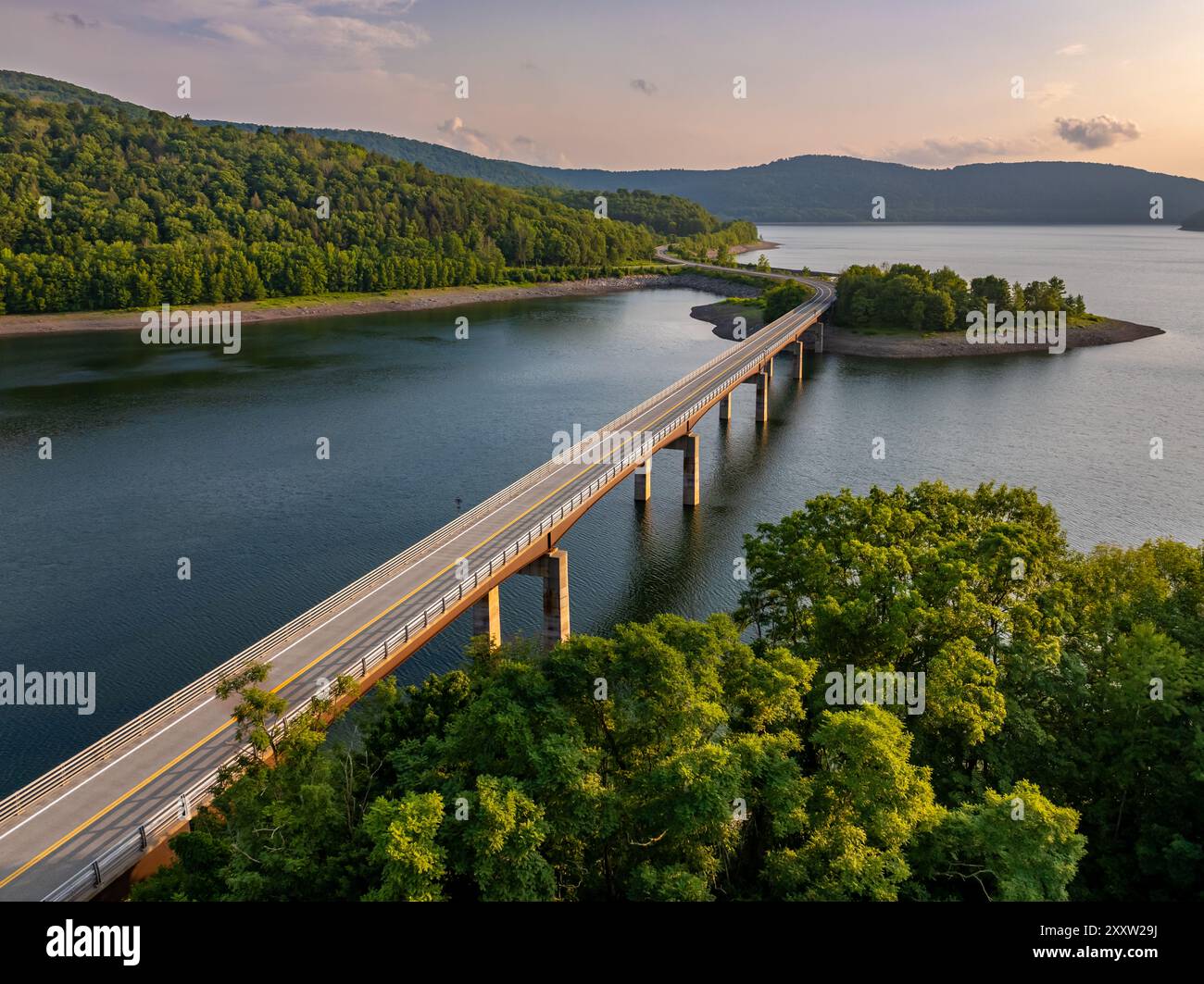 Luftaufnahme der Route 10 über das Cannonsville Reservoir, Delaware County, NY, NYC DEP Wasserversorgung Stockfoto