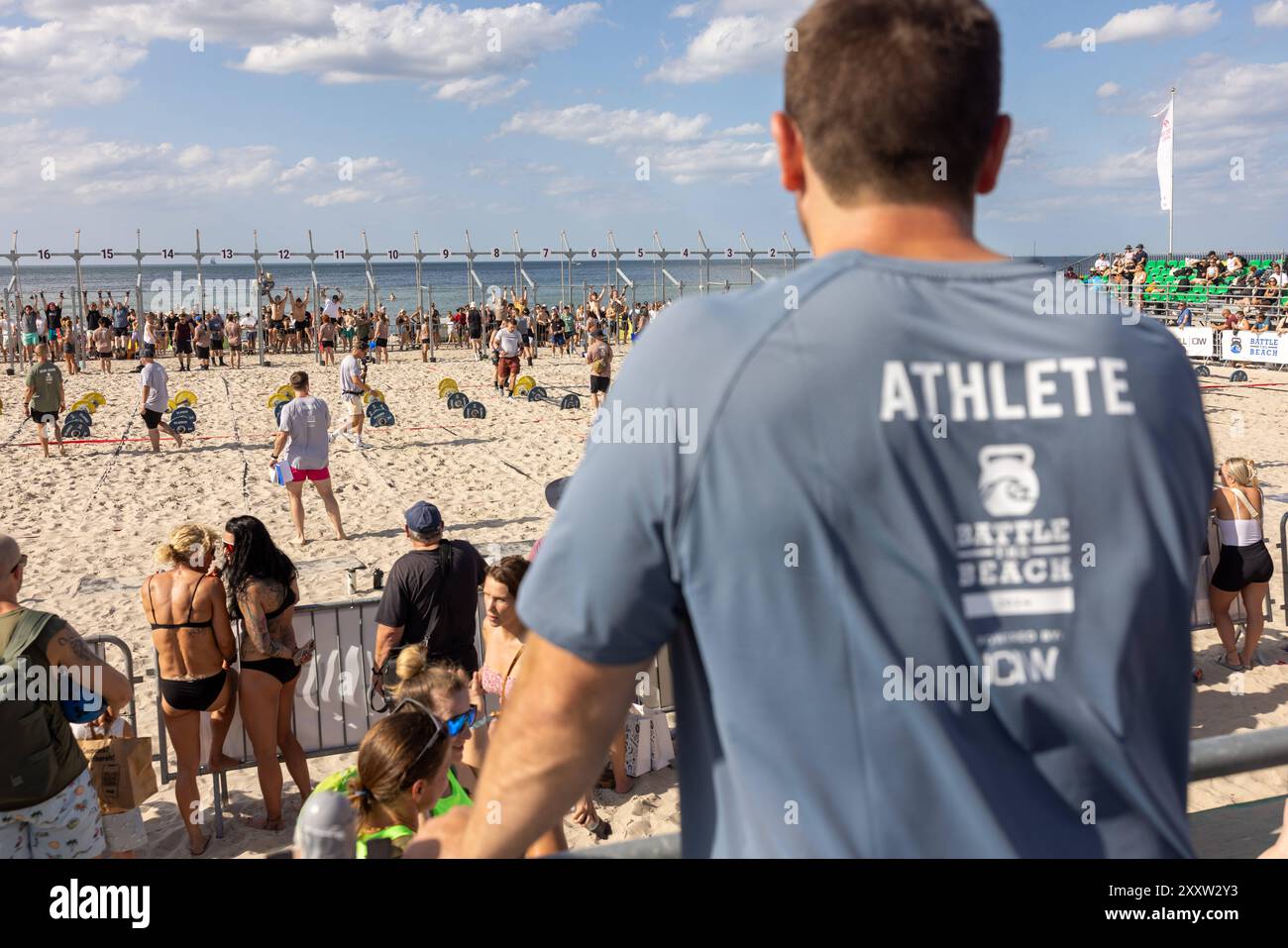 Warnemünde - Battle The Beach 2024 Warnemünde, Deutschland 24. August 2024: Ein Athlet beobachtet einen Wettkampf während der Schlacht am Strand 2024 am Strand von Warnemünde. Battle the Beach, größtes Functional Fitness Event Deutschland, findet vom 23.08.24 bis 25.08.24 statt. Mecklenburg-Vorpommern Stockfoto