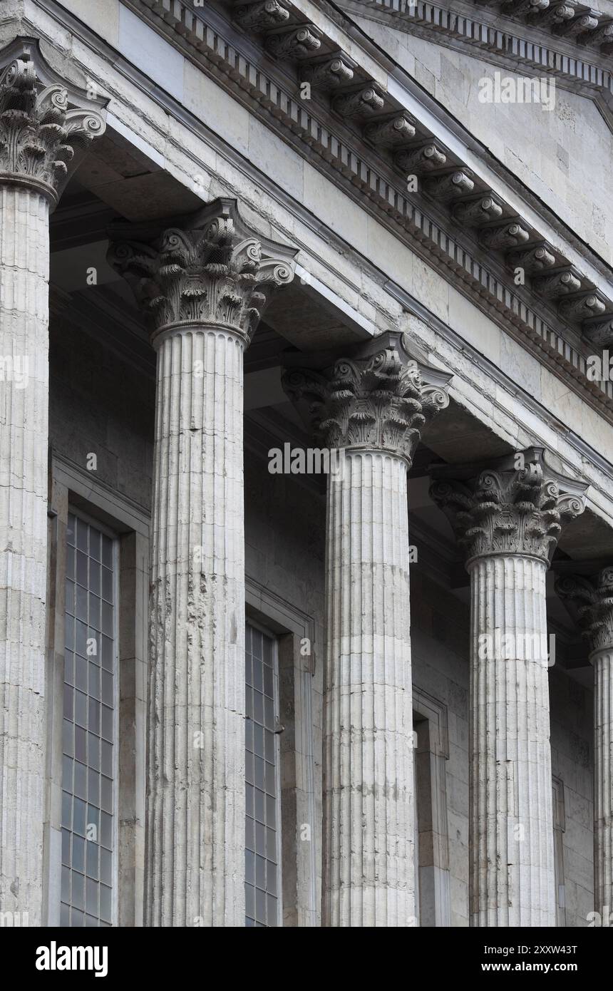 Nahaufnahme klassischer Säulen und Giebel am südlichen Ende des ehemaligen Rathauses von Birmingham. Stockfoto