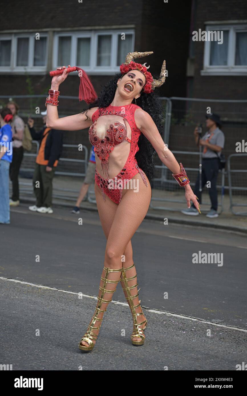 London, Großbritannien. August 2024. Revellers nehmen an der Erwachsenenparade am Montag des Notting Hill Carnival in West London Teil. Die farbenfrohe Parade ist der Höhepunkt des jährlichen Karnevals, der am Wochenende der Feiertage im August stattfindet. Quelle: MARTIN DALTON/Alamy Live News Stockfoto