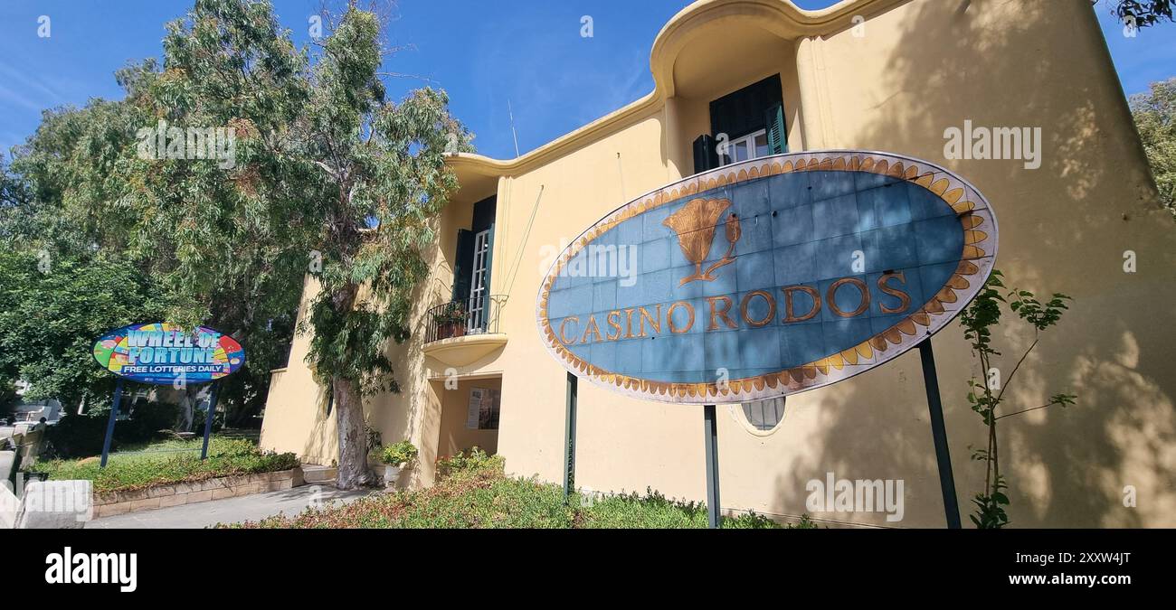 Rhodos, Griechenland: Außenansicht und Schild des Rhodos Casino, mit Zeichen des Glücksrades, in Rhodos Stadt Stockfoto