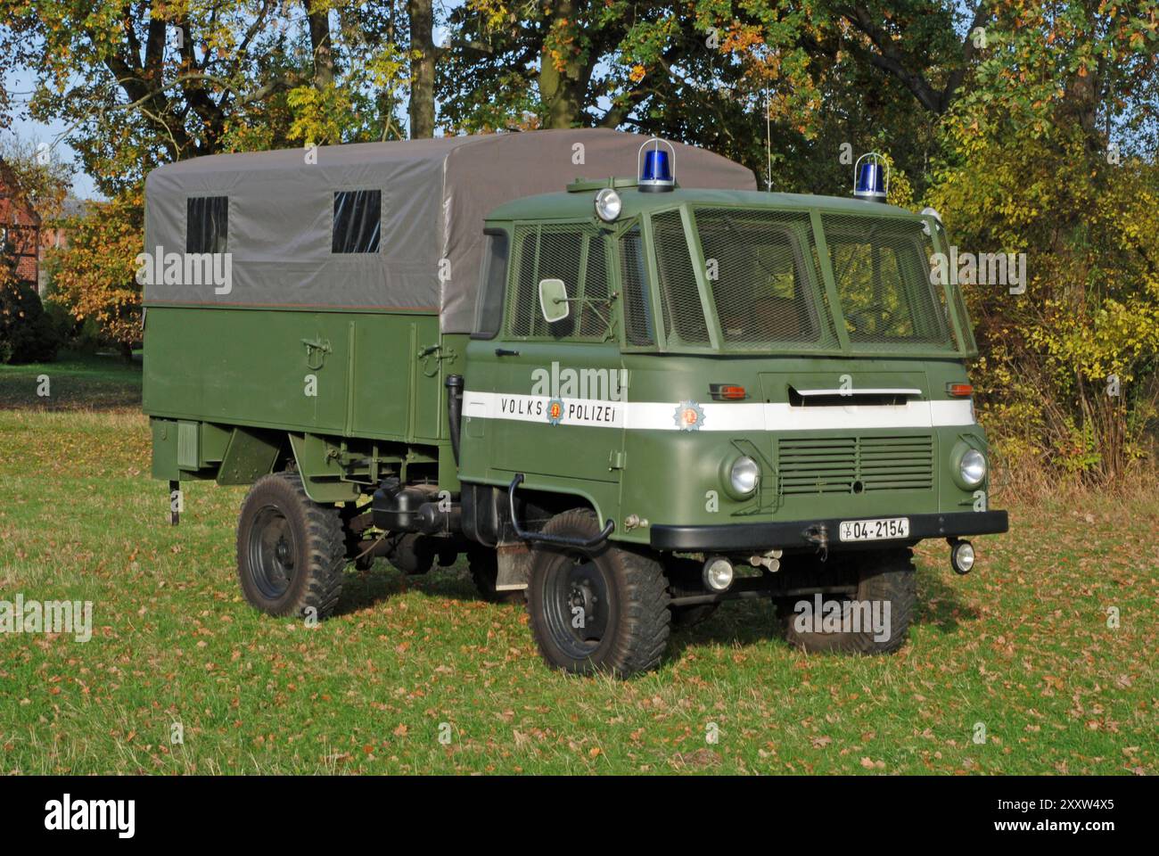 20.10.2012 LO- 3000 Polizeipritschenwagen Deutschland, Sachsen Anhalt, Altmark, Landkreis Stendal, Beuster, Blaulichtmuseum, Ausstellung Alter DDR Fahrzeuge, LO 3000, DDR Bereitschaftspolizei, Pritschenwagen, Einsatzfahrzeug, DDR Kennzeichen *** 20 10 2012 LO 3000 Polizei-Pritschenwagen Deutschland, Sachsen Anhalt, Altmark, Landkreis Stendal, Beuster, Blaulichtmuseum, Ausstellung alter DDR-Fahrzeuge, LO 3000, DDR-Aufstandspolizei, Tieflader, Rettungsfahrzeug, DDR-Nummernschilder Stockfoto