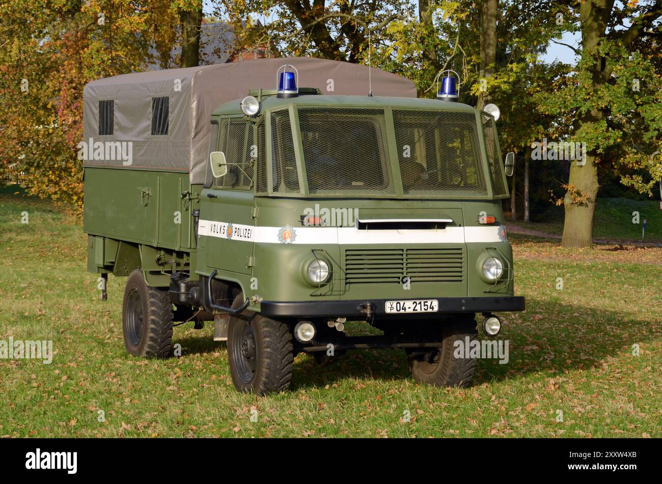20.10.2012 LO- 3000 Polizeipritschenwagen Deutschland, Sachsen Anhalt, Altmark, Landkreis Stendal, Beuster, Blaulichtmuseum, Ausstellung Alter DDR Fahrzeuge, LO 3000, DDR Bereitschaftspolizei, Pritschenwagen, Einsatzfahrzeug, DDR Kennzeichen *** 20 10 2012 LO 3000 Polizei-Pritschenwagen Deutschland, Sachsen Anhalt, Altmark, Landkreis Stendal, Beuster, Blaulichtmuseum, Ausstellung alter DDR-Fahrzeuge, LO 3000, DDR-Aufstandspolizei, Tieflader, Rettungsfahrzeug, DDR-Nummernschilder Stockfoto