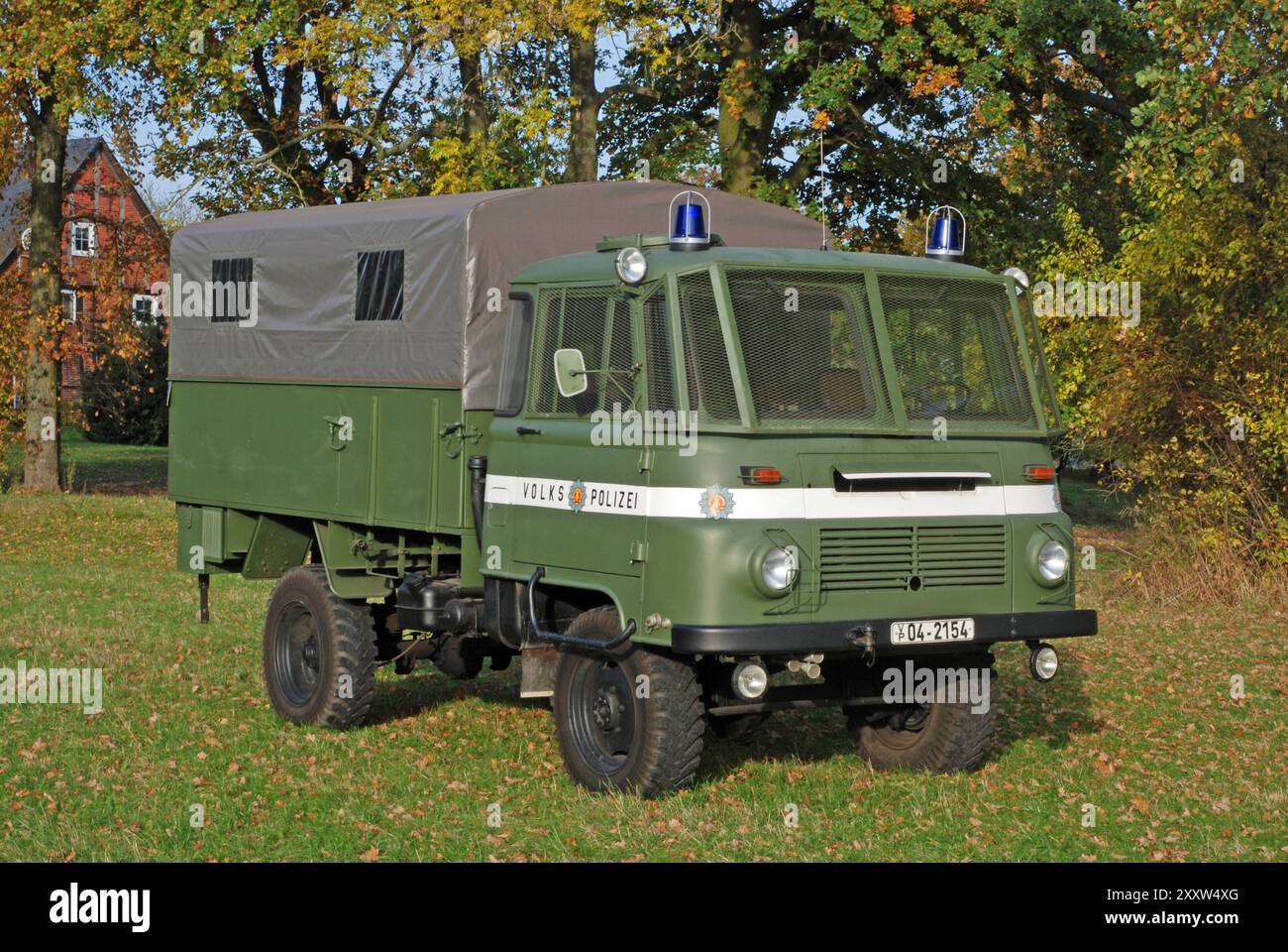 20.10.2012 LO- 3000 Polizeipritschenwagen Deutschland, Sachsen Anhalt, Altmark, Landkreis Stendal, Beuster, Blaulichtmuseum, Ausstellung Alter DDR Fahrzeuge, LO 3000, DDR Bereitschaftspolizei, Pritschenwagen, Einsatzfahrzeug, DDR Kennzeichen *** 20 10 2012 LO 3000 Polizei-Pritschenwagen Deutschland, Sachsen Anhalt, Altmark, Landkreis Stendal, Beuster, Blaulichtmuseum, Ausstellung alter DDR-Fahrzeuge, LO 3000, DDR-Aufstandspolizei, Tieflader, Rettungsfahrzeug, DDR-Nummernschilder Stockfoto