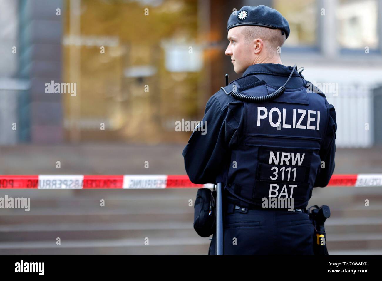 Polizisten in der Innenstadt von Solingen beim Besuch des Kanzlers. Bei einer Messerattacke durch einen syrischen Flüchtlinge auf der 650-Jahr-Feier der Stadt Solingen am 23. August hatte es Todesopfer und verletzte gegeben. Solingen, 26.08.2024 NRW Deutschland *** Polizeibeamte im Zentrum von Solingen während der Kanzlerinnen und Kanzler besuchen Einen Messerangriff eines syrischen Flüchtlings bei der 650-jährigen Feier der Stadt Solingen am 23. August zu Tode und Verletzten Solingen, 26 08 2024 NRW Deutschland Copyright: XChristophxHardtx Stockfoto