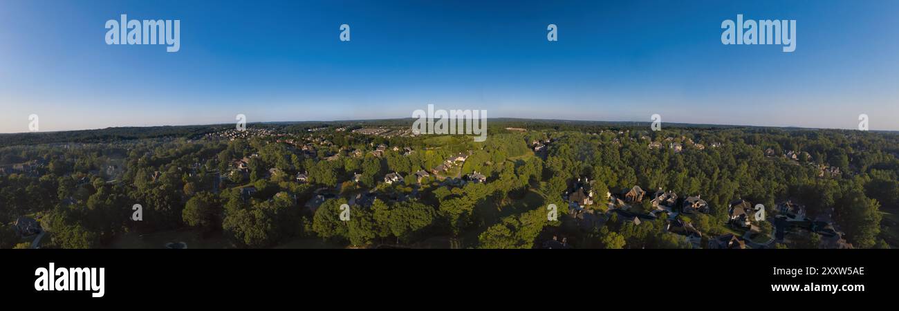 180°-Panoramablick auf eine gehobene Unterteilung in Vororten der USA, aufgenommen bei Sonnenuntergang Stockfoto