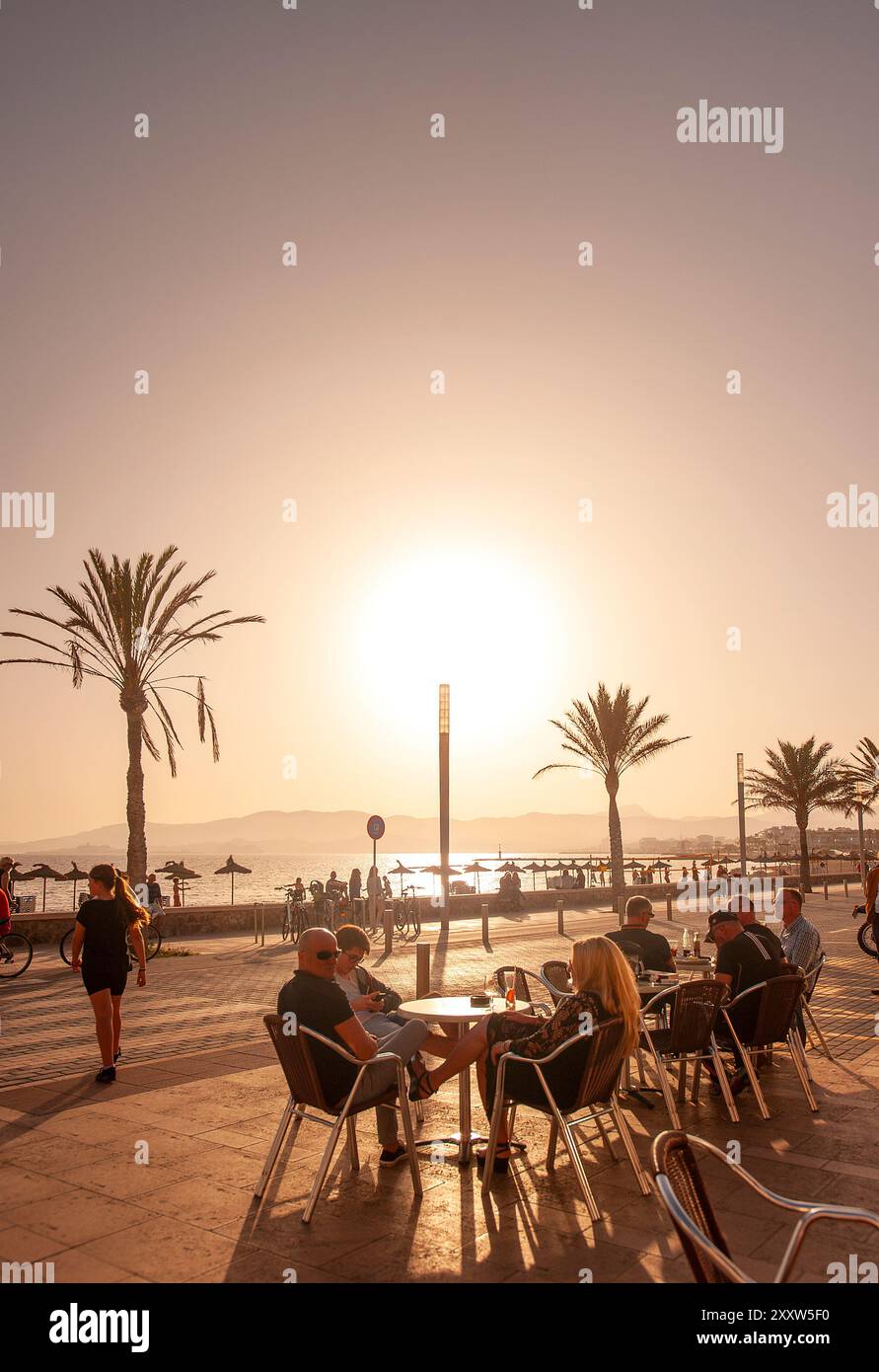 Bar-Terrasse am Meer bei Sonnenuntergang, Strand Ciudad Jardin, Playa de Palma, Balearen Inseln, Mallorca, Spanien Stockfoto