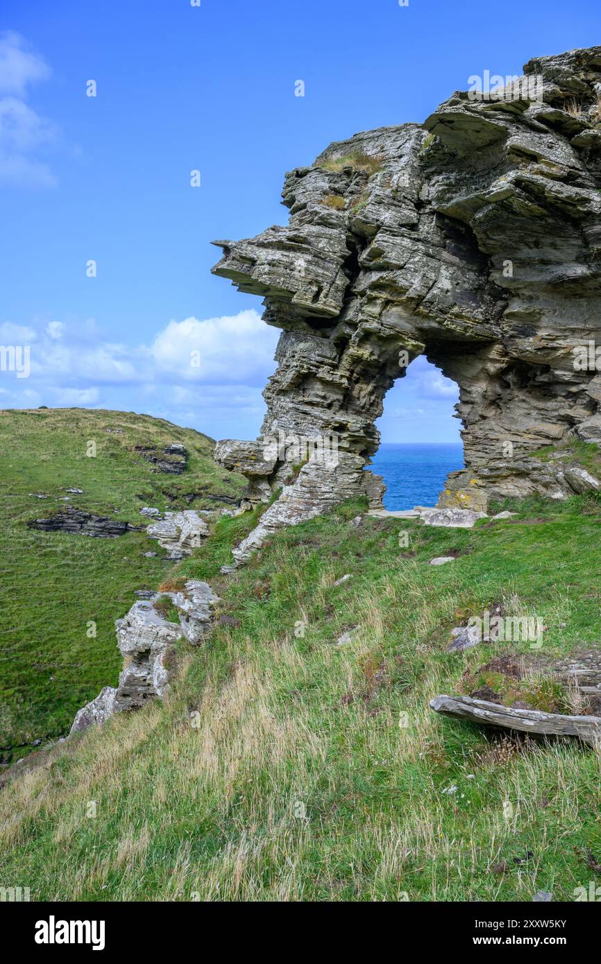 Felsbogen an der Atlantikküste in Cornwall Stockfoto