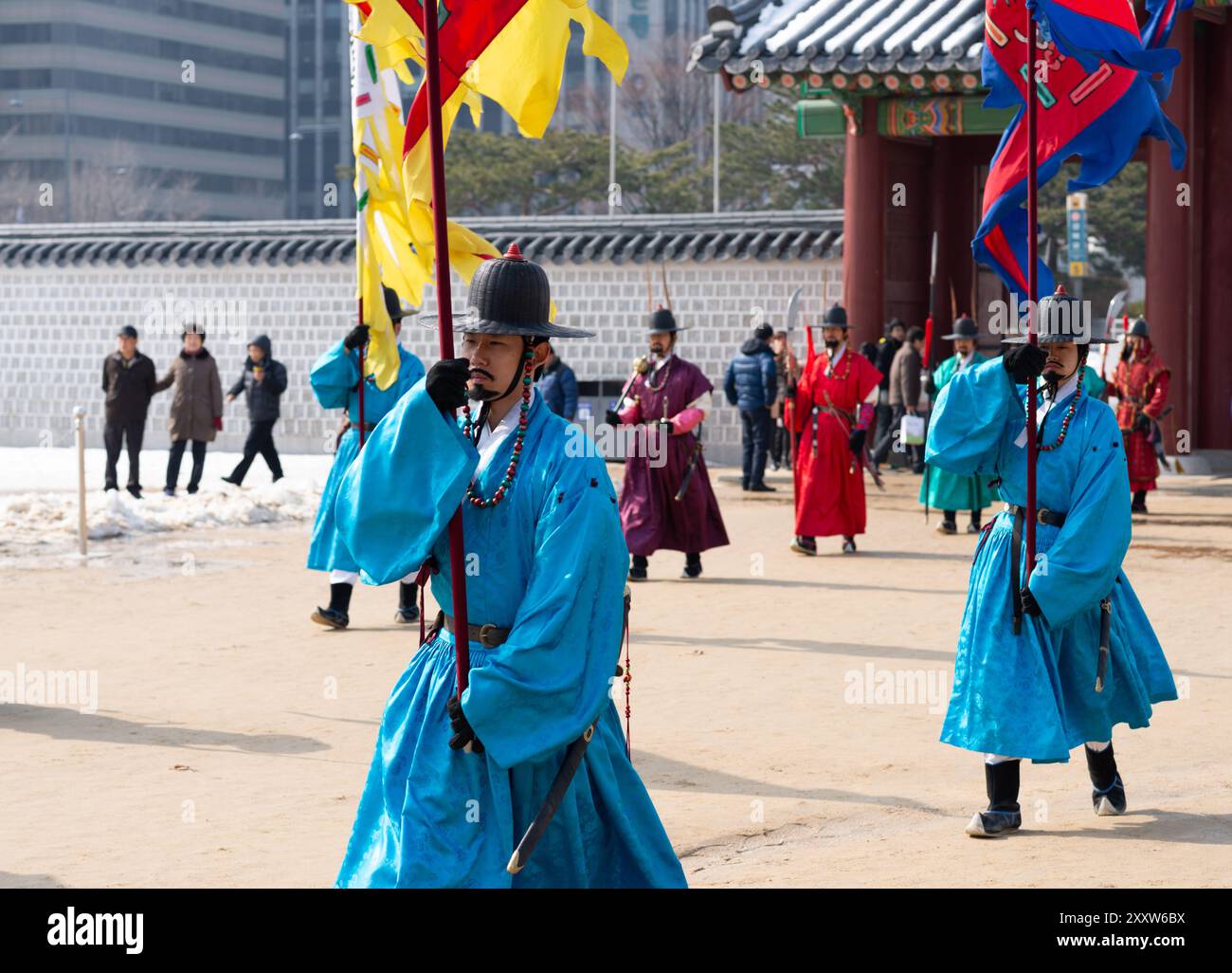 SEOUL – 14. FEBRUAR: Königliche Garde im Deoksu-Palast am 14. Februar 2013 in Seoul, ROK. Es wurde Mitte des 15. Jahrhunderts erbaut und ist das kleinste von Seou Stockfoto