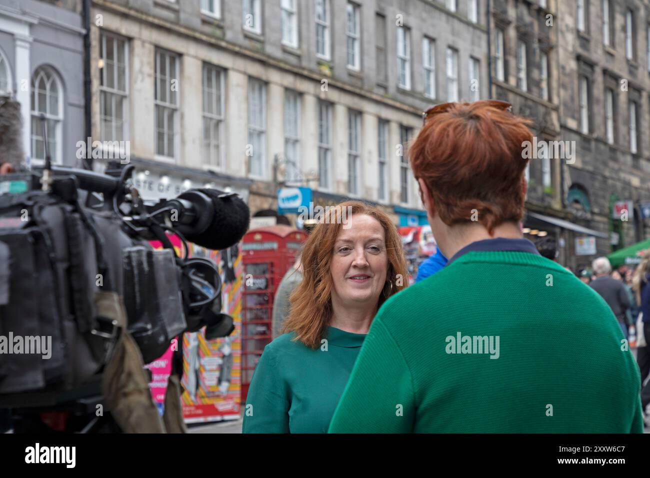 Zitat von Shona McCarthy, Chief Executive der Edinburgh Festival Fringe Society, 26. August 2024. „Das Edinburgh Festival Fringe 2024 feiert heute, am 26. August 2024, offiziell seinen Abschluss. Es hat Künstler, Kunstindustrie, Medien und Publikum aus über 65 Ländern zusammengebracht. In diesem Jahr wurden über 2,6 Millionen Tickets ausgestellt und 3746 Shows registriert.** 60 Länder waren auf der diesjährigen Fringe-Bühne vertreten, darunter 13 Länderausstellungen. 1.800 akkreditierte Mitglieder der Kunstbranche. Von BBC-Korrespondent befragt. Foto: Archwhite/Alamy Live News. Stockfoto