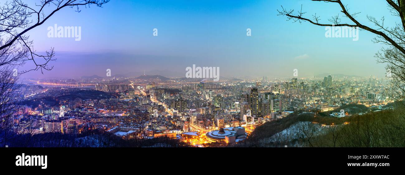 Seoul, Südkorea, Stadtbild von oben in der Abenddämmerung. Stockfoto