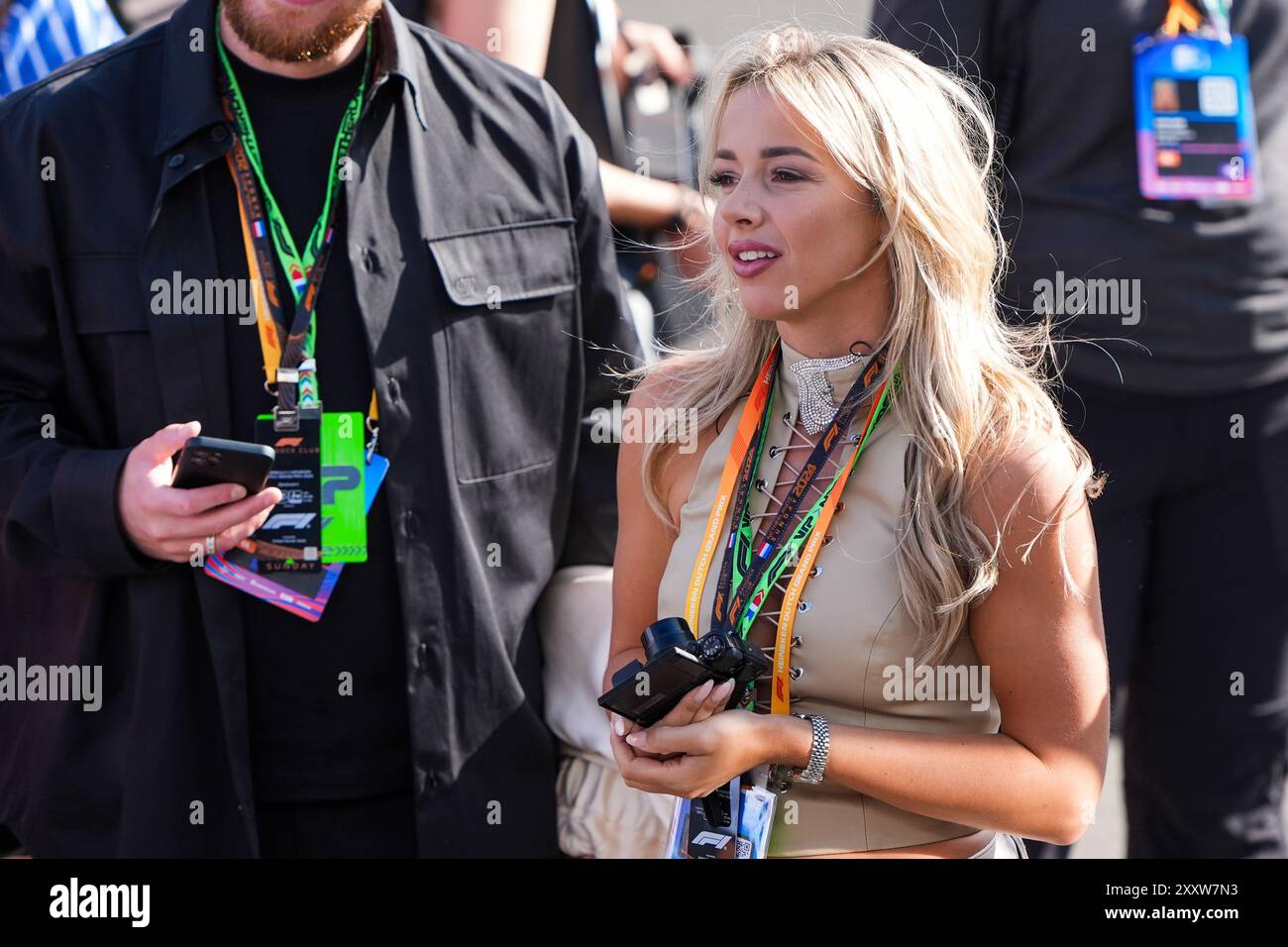 Zandvoort, Niederlande. August 2024. ZANDVOORT, NIEDERLANDE - 25. AUGUST: Sängerin Emma Heesters bei der Trophäenzeremonie während der F1 - Heineken Dutch GP am 25. August 2024 in Zandvoort, Niederlande. (Foto von Andre Weening/Orange Pictures) Credit: Orange Pics BV/Alamy Live News Stockfoto