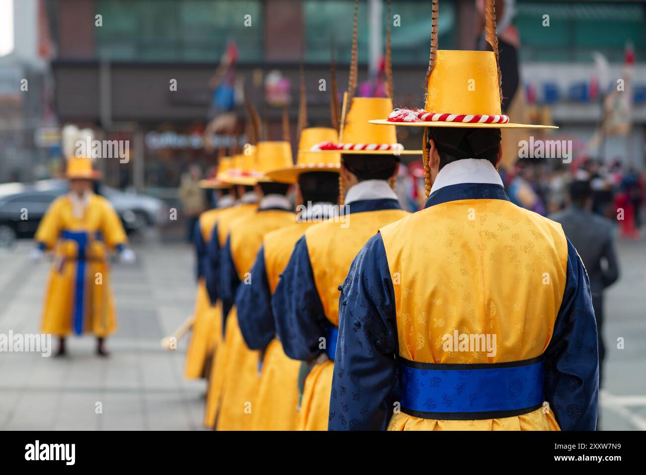 Königliche Wachen im Deoksu-Palast in Seoul, ROK. Stockfoto