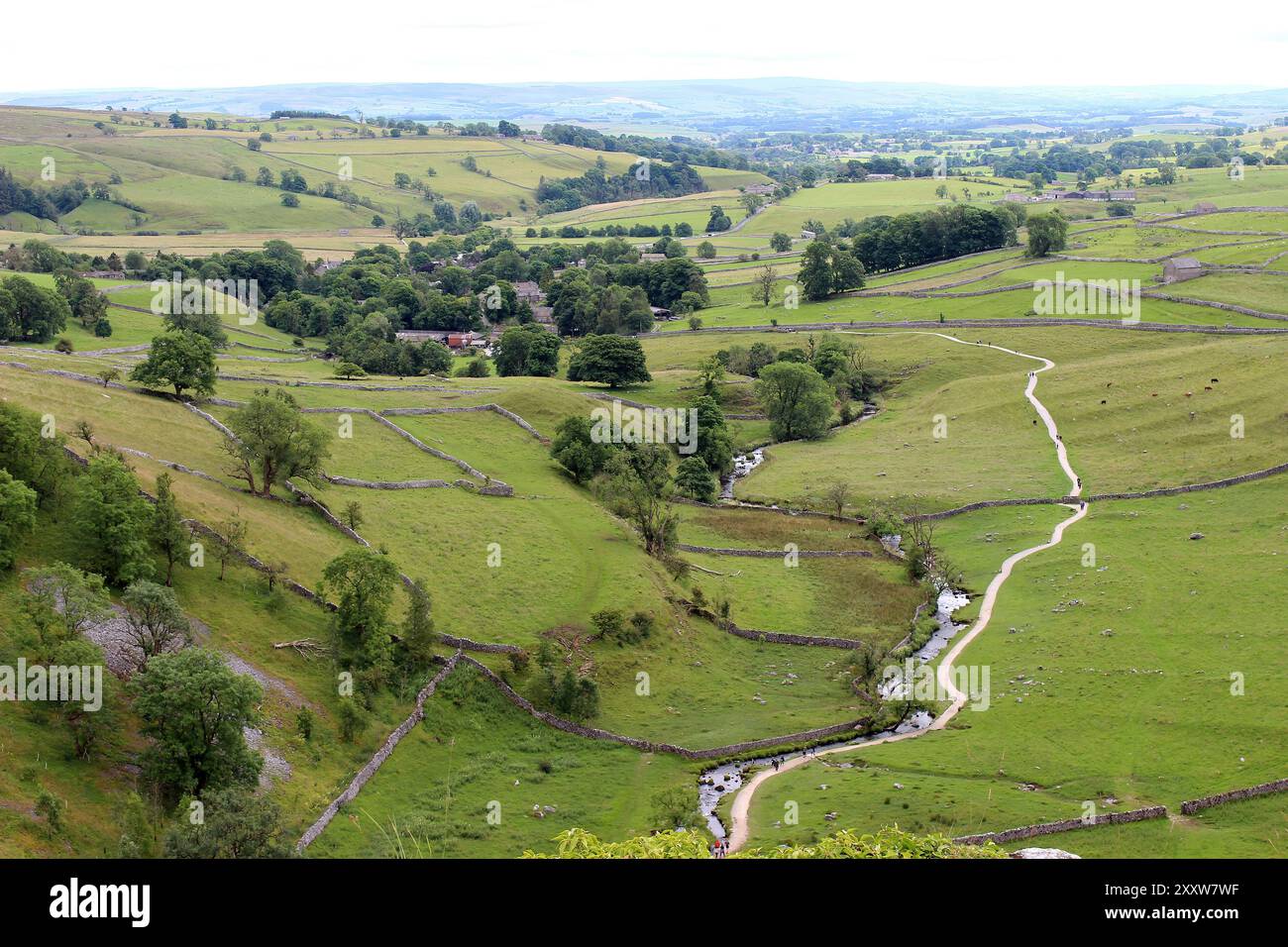 Blick von der Spitze der Malham Cove mit Malham Beck und Landschaft in Richtung Malham Village Stockfoto