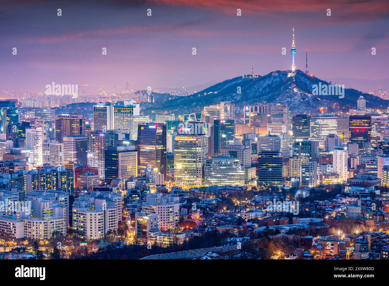 Skyline von Seoul, Südkorea bei Nacht im Winter. Stockfoto