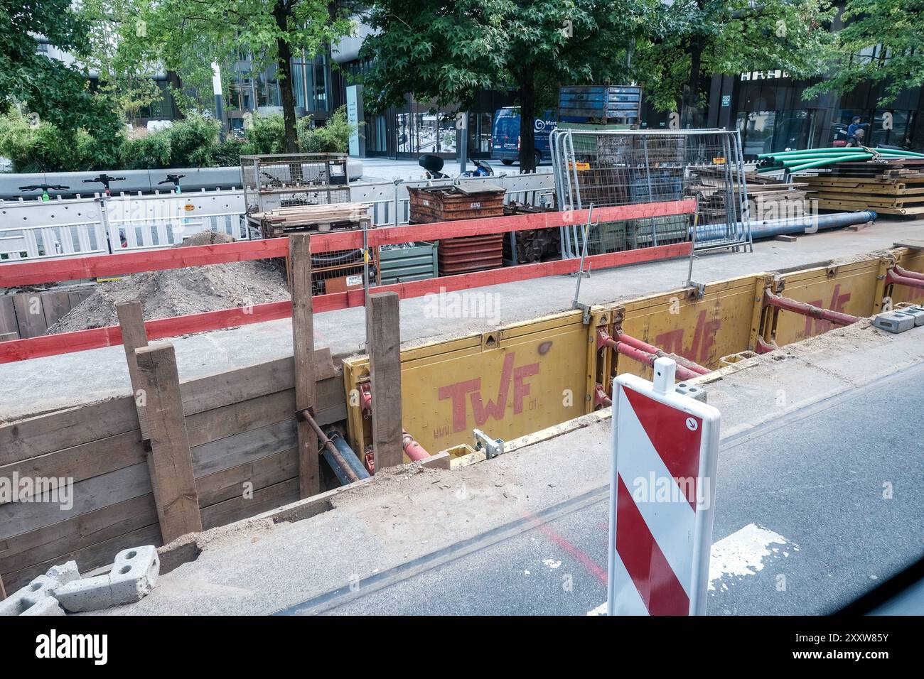 Düsseldorf 26.08.2024 Baustelle Friedrichstraße Friedrichstraße Kanalbauarbeiten Tiefbauarbeiten Versorgungsrohre Fernwärme Fernwärmeleitungen Gasleitungen Wasserrohre Mischwasserkanal Düsseldorf Nordrhein-Westfalen Deutschland *** Düsseldorf 26 08 2024 Baustelle Friedrichstraße Friedrichstraße Kanalbau Tiefbauarbeiten Versorgungsleitungen Fernwärme Fernwärmeleitungen Gasleitungen Wasserleitungen Wasserrohre Wasserrohre Wasserrohre kombinierte Kanalisation Düsseldorf Nordrhein-Westfalen Deutschland Stockfoto