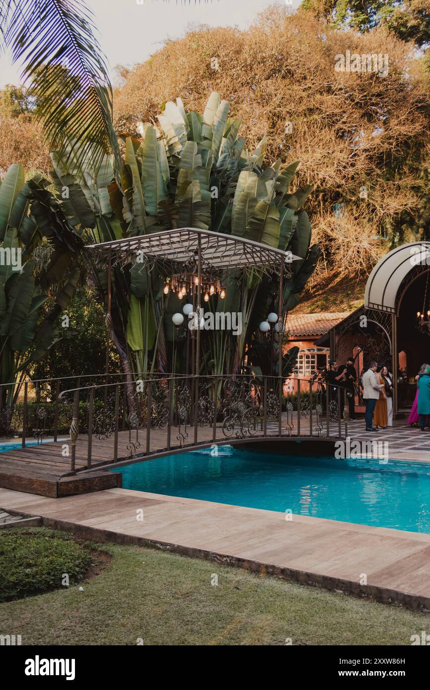 Wunderschöne Brücke am Pool Stockfoto