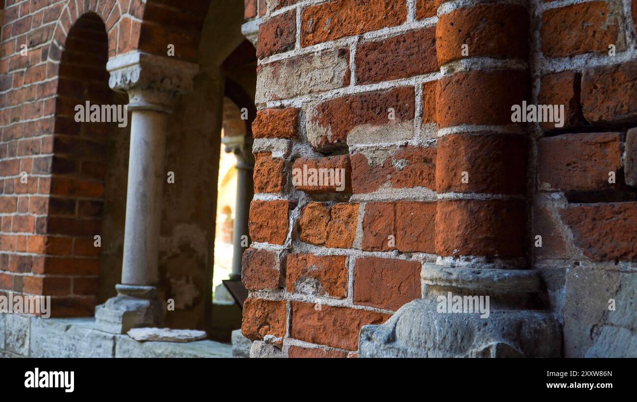 Die alte rote Backsteinfassade zeigt ihre mittelalterliche Schönheit. Die verwitterte Textur und die satten rot-rostigen Farbtöne veranschaulichen das Gebäude der Rigaer Kathedrale Hi Stockfoto