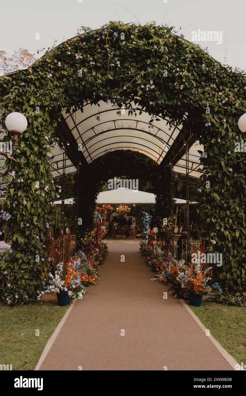 Wunderschön dekorierter Flur für die Hochzeit Stockfoto