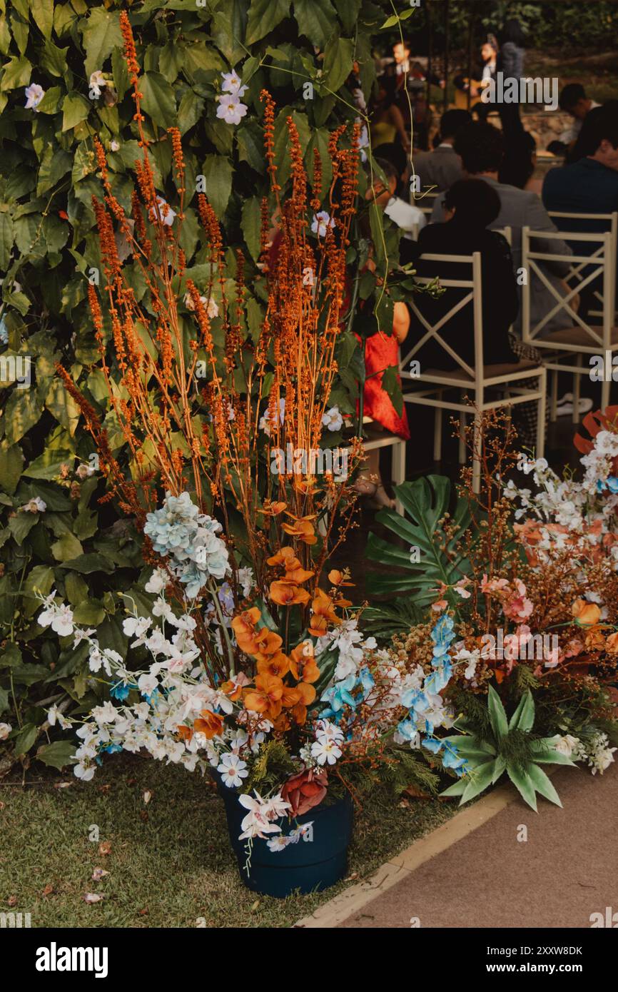 Wunderschönes Blumenarrangement für die Hochzeit Stockfoto