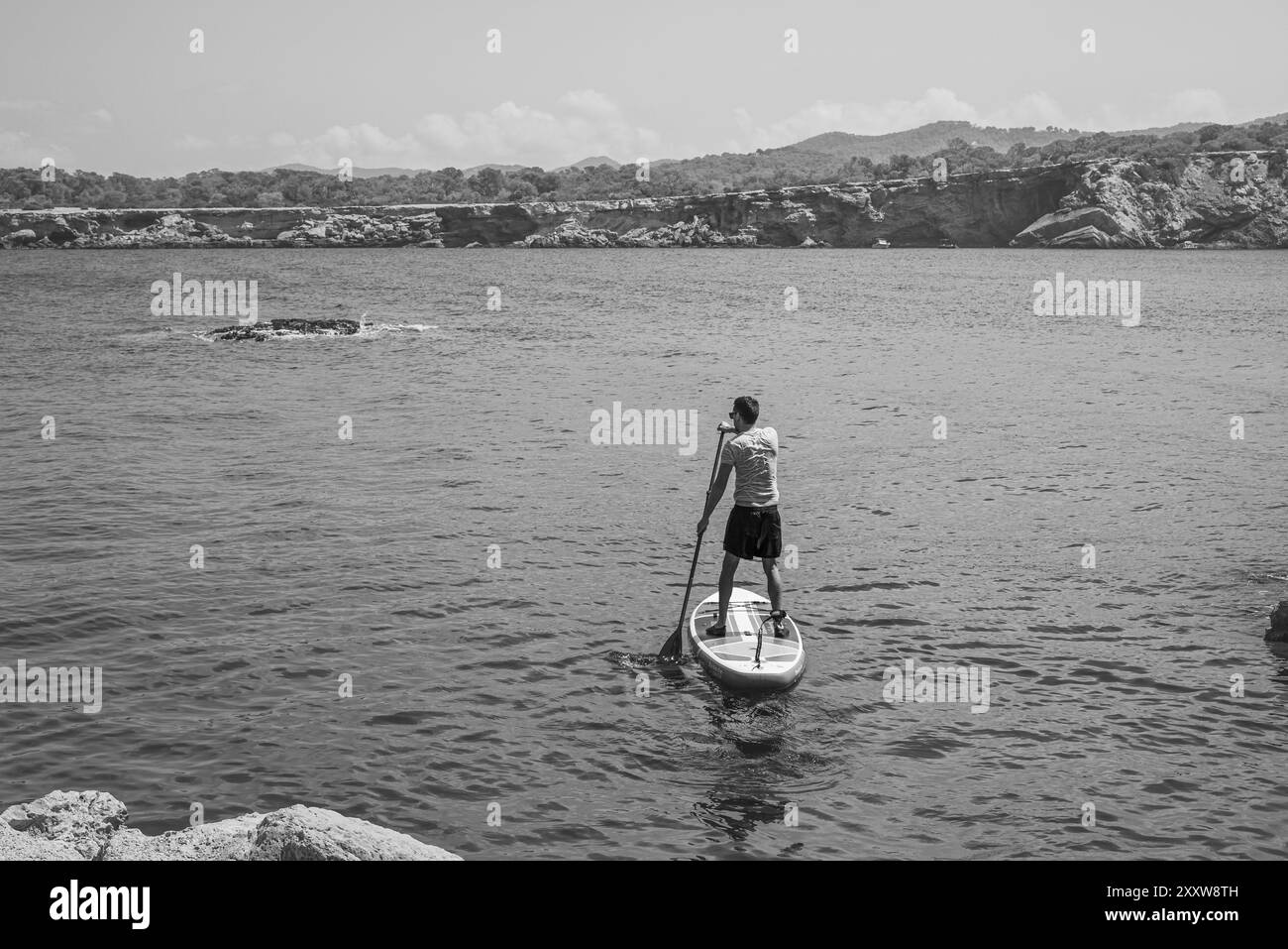 Männer auf dem Padel-Surf üben auf dem mittelmeer und fühlen sich gut Stockfoto