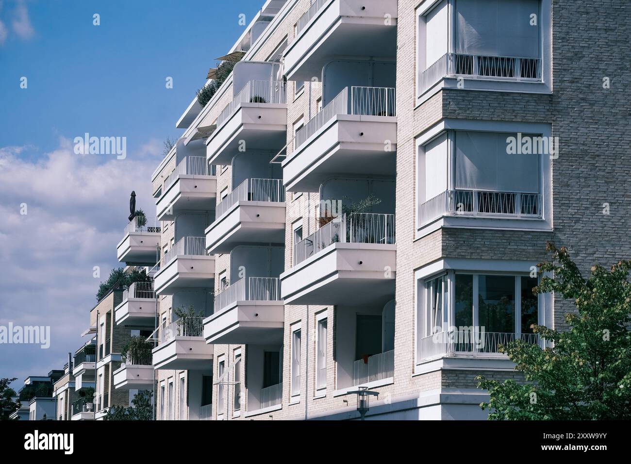 Düsseldorf 26.08.2024 Wohnungen Wohnungsnot Mietswohnung Mieten Mietpreis soziale Wohnungsbau Sozialwohnung Immobilien Wohnraummangel Wohnung Baustelle Neubau Mehrfamilienhaus Mietspiegel Mietpreisspiegel Immobilie Wohnungsmangel Baustau Wohnimmobilie Wohnungsimmobilien Mietpreise Altbau Leerstand Baumaterial Baustoffe Ballungsgebiet bezahlbarer Wohnraum CO2-Preis CO2 Bundes-Klimaschutzgesetz Heizen Heizung Klimapaket Mieter Vermieter Mietpreisbremse Klimasteuer Energiewende Büro Homeoffice Home-Office Konjunkturpaket Grundsteuererklärung Wohngeld Grundsteuererklärung Wohngeld Wohngeld Wohngeld Wohngeld Stockfoto