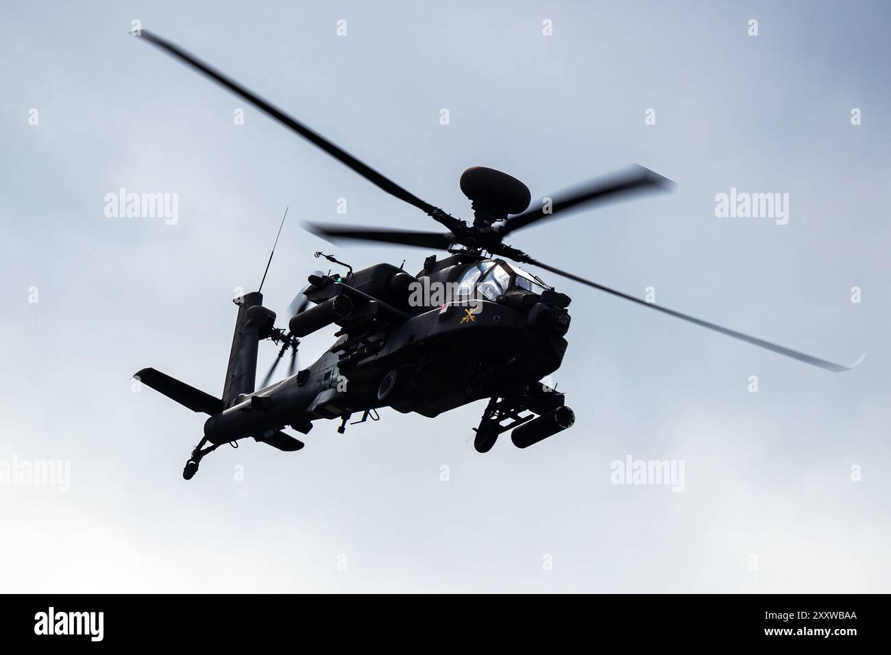 Malacky, Slowakei - 1. September 2023: US Army Boeing AH-64 Apache Longbow Hubschrauber fliegen. Luftfahrt- und Militärrotorboote. Stockfoto