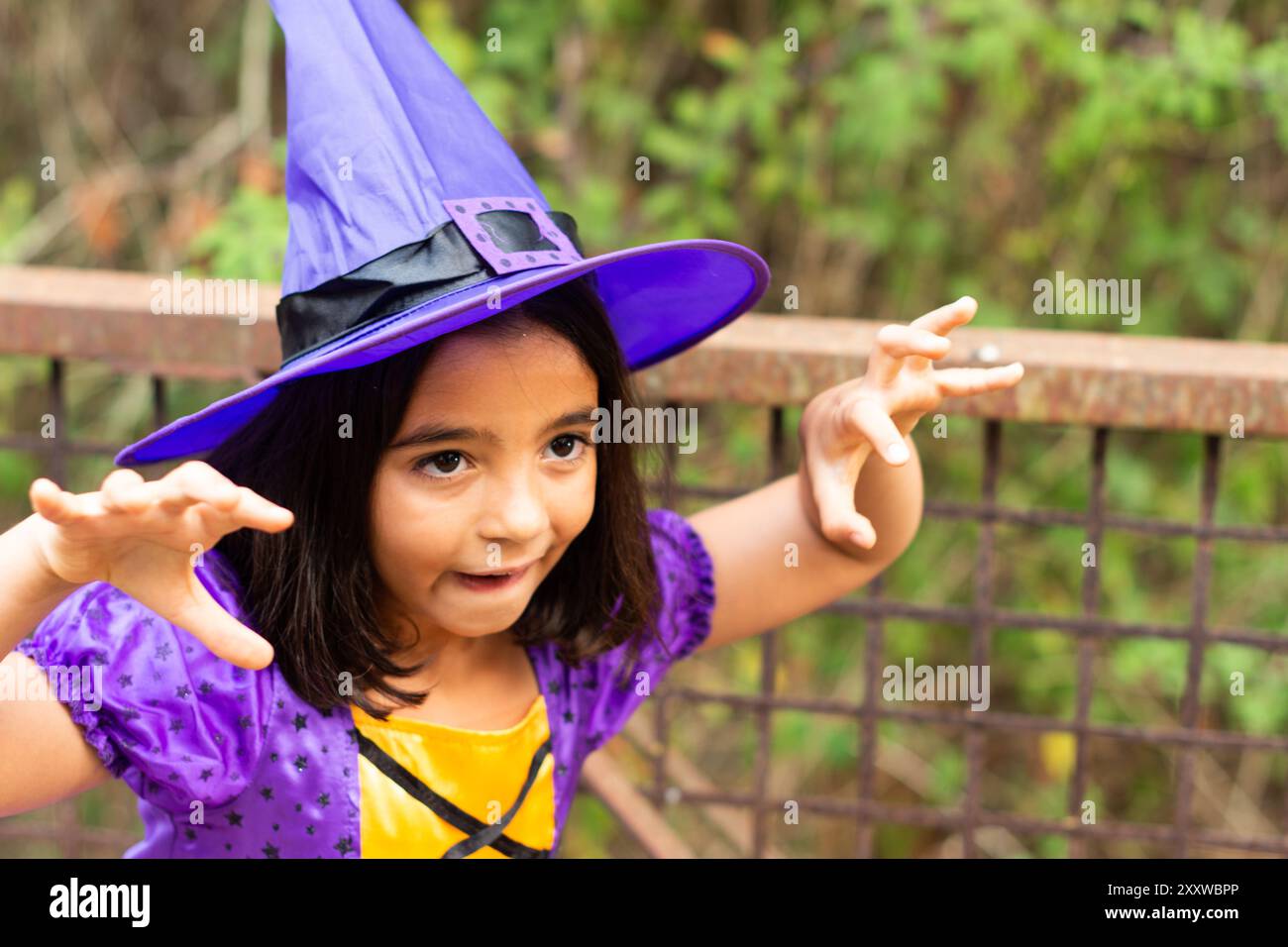 Schauriges Mädchen, verkleidet als Hexe für halloween Stockfoto