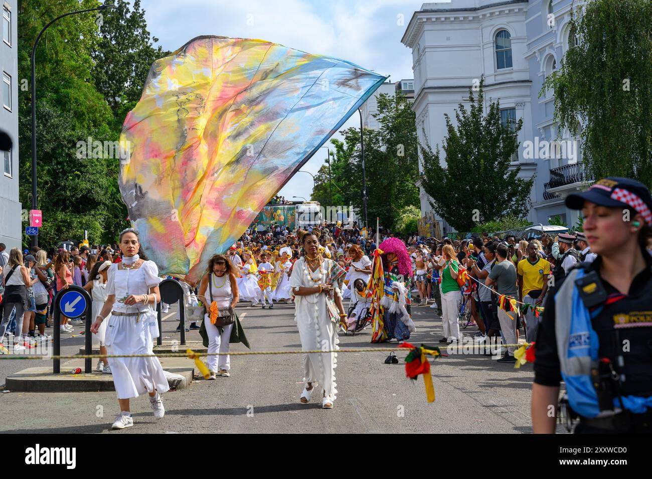 London, Großbritannien. August 2024. Menschen, die heute Karneval genießen, in London, Großbritannien, aber mit Spannung nach den gestrigen Messerstechereien, die drei Menschen im Krankenhaus ließen. Hier tanzt die Band Baque do Axé aus Porto Rico im Karneval Credit: Mary-Lu Bakker/Alamy Live News Stockfoto