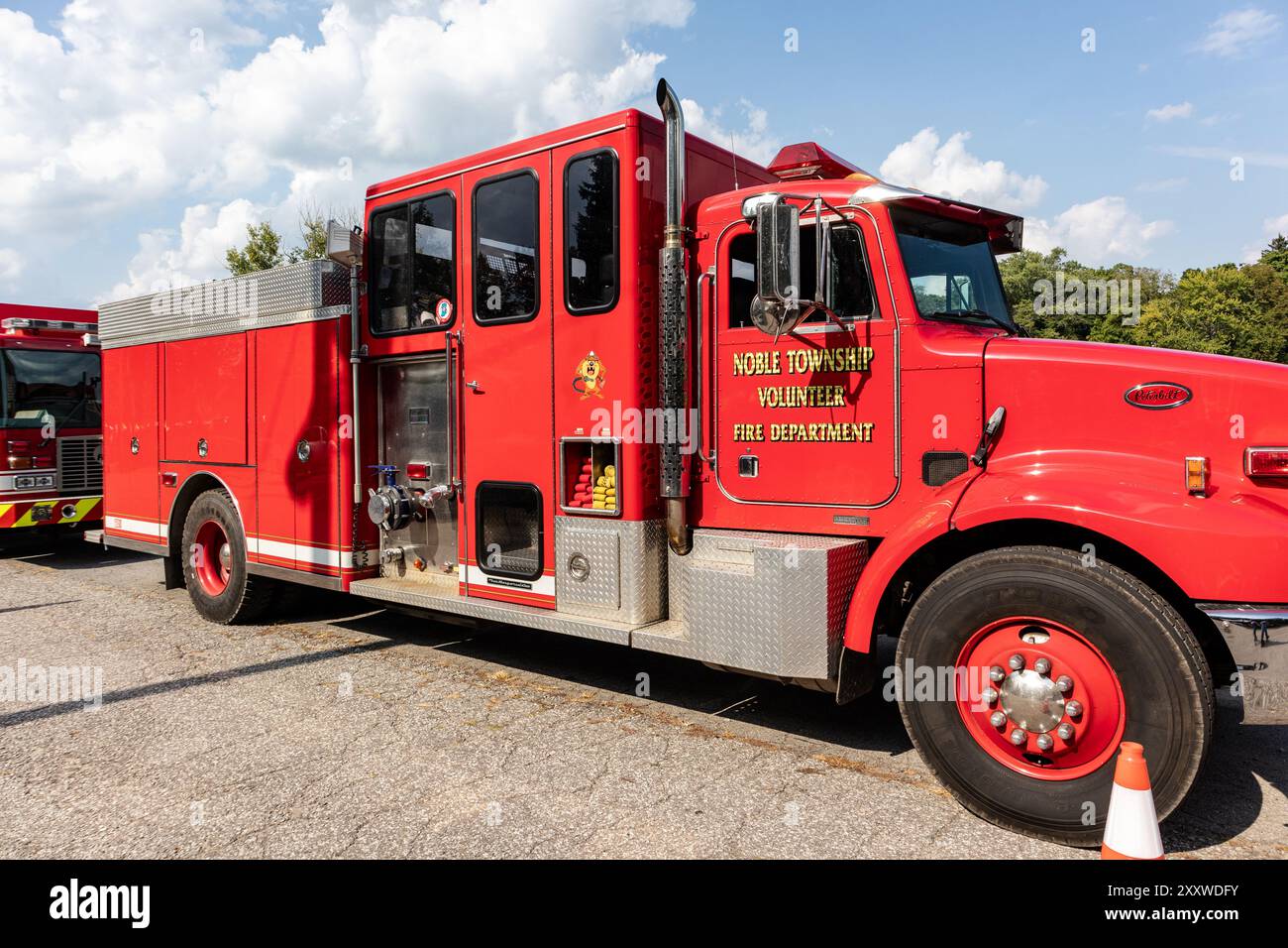 Ehrenamtlicher Feuerwehrwagen der Adelsgemeinde parkte bei einem Festival Stockfoto