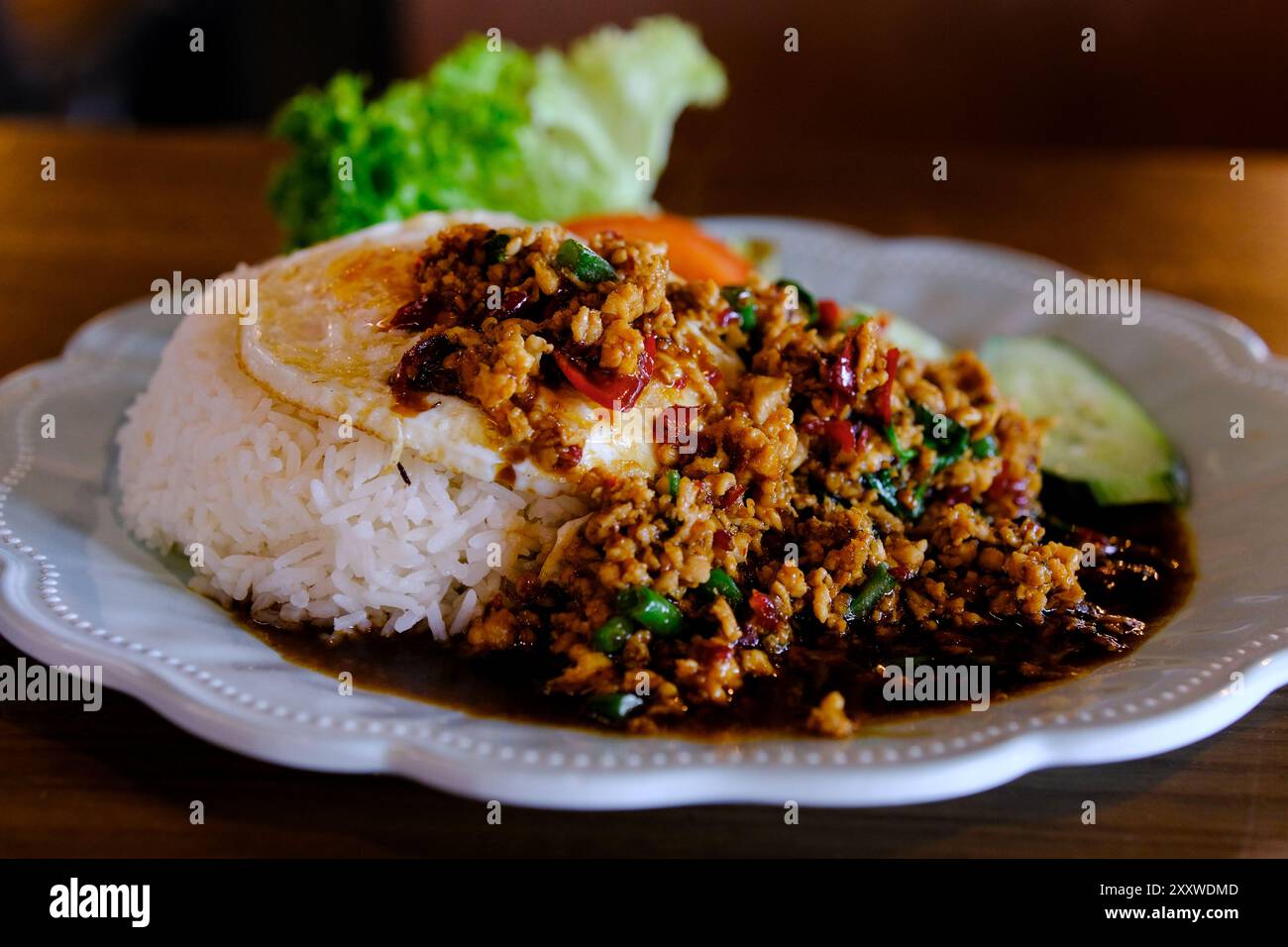 Pads Krapow Huhn und Spiegelei. Thailändisches Nationalessen Stockfoto