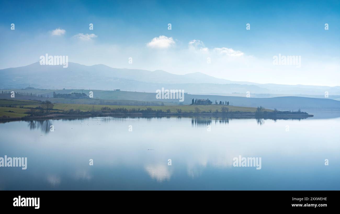 Blick auf den Lake Santa Luce an einem blauen nebeligen Morgen. Colline Pisane, Toskana, Italien Stockfoto