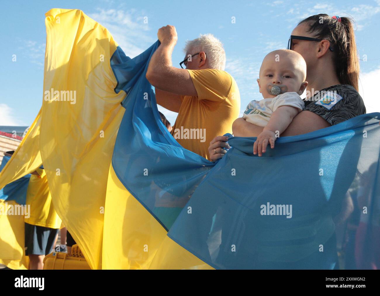 Nicht exklusiv: KIEW, UKRAINE - 23. AUGUST 2024 - die Menschen veranstalten das 10. Rennen mit der Flagge der Ukraine anlässlich des Tages der Staatsflagge in Kiew, Hauptstadt o Stockfoto