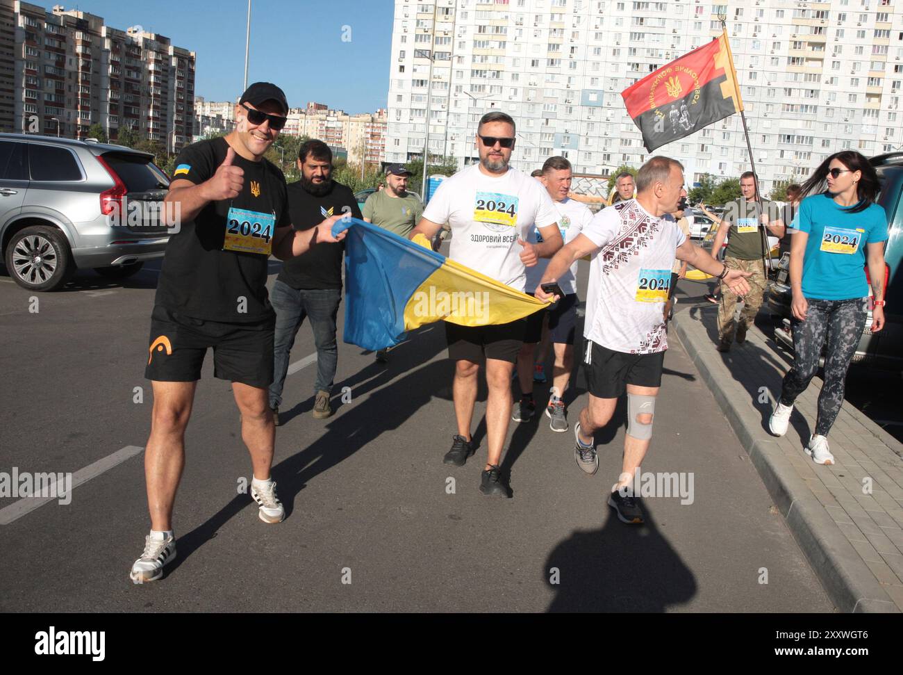 Nicht exklusiv: KIEW, UKRAINE - 23. AUGUST 2024 - die Menschen veranstalten das 10. Rennen mit der Flagge der Ukraine anlässlich des Tages der Staatsflagge in Kiew, Hauptstadt o Stockfoto