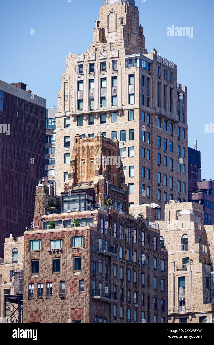 Campanile, eine luxuriöse Wohnkooperative in der 450 East 52nd Street, mit Blick auf den East River im Midtown East von Manhattan. Stockfoto