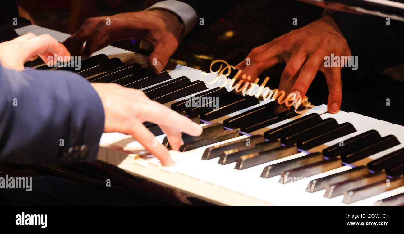 17.08.2024 Sachsen Anhalt Sachsen-Anhalt Halle Saale Neues Theater NT Symbolfoto Hände Klavier spielen spielende Hand Blüthner Flügel Tasten *** 17 08 2024 Sachsen Anhalt Sachsen Anhalt Halle Saale Neues Theater NT Symbol Foto Hände Klavier spielen Hand Blüthner Flügel Tasten Stockfoto