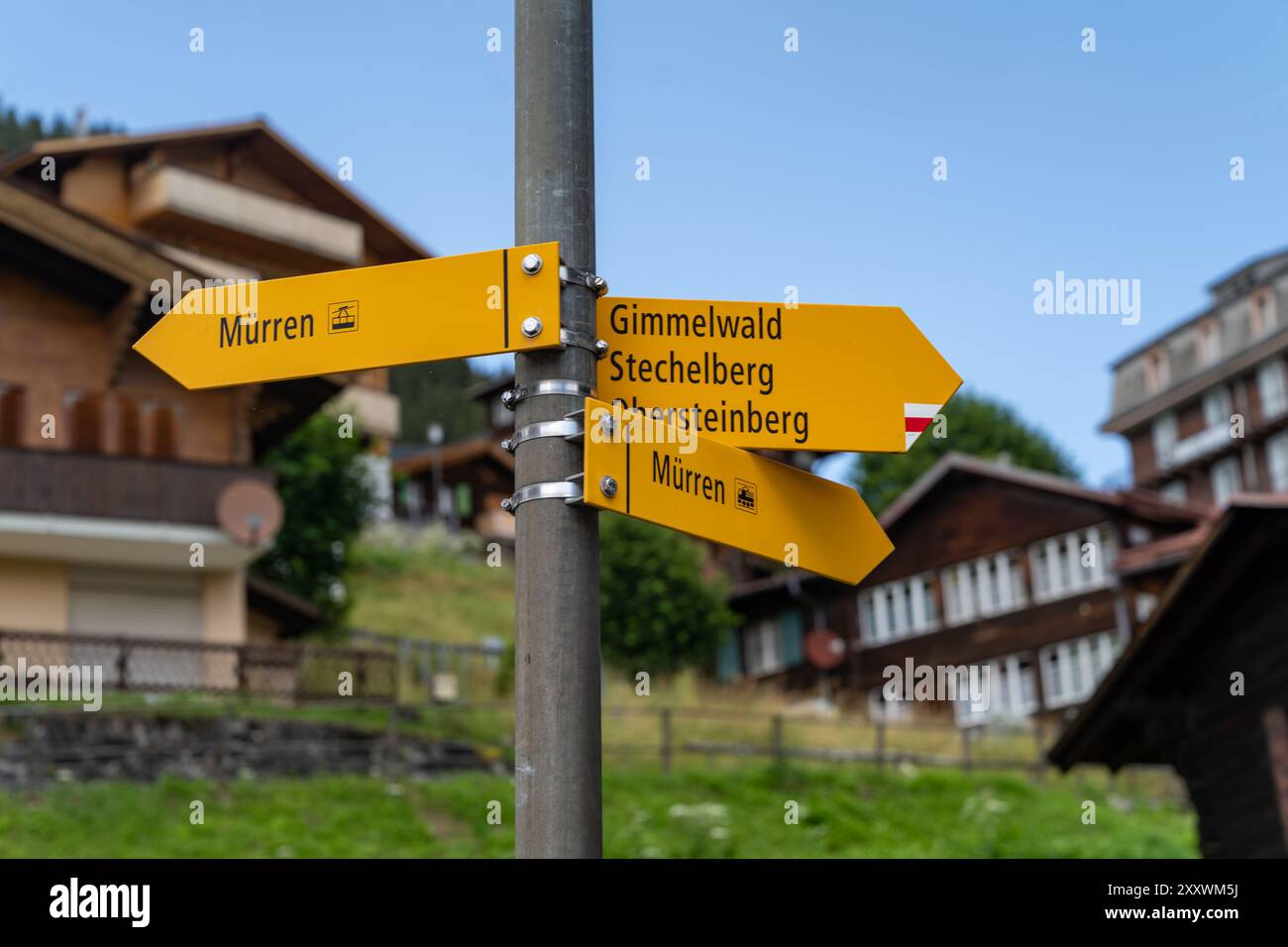 Verschiedene Richtungsschilder zu Wanderwegen in Murren und Gimmelwald Schweiz Stockfoto