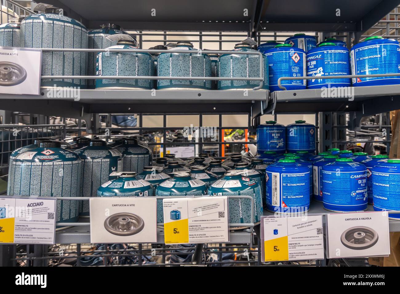 Italien - luglio 30, 2024: Gaskannen aus Propan-Butan für Campinggasherd in Regalen zum Verkauf im italienischen Decathlon-Geschäft Stockfoto