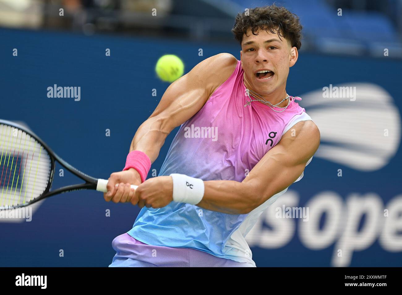 New York, USA. August 2024. Ben Shelton aus den Vereinigten Staaten spielt gegen Dominic Thiem aus Österreich während Men's Singles: Round One des U.S. Open Tennis Turniers im USTA Billie Jean King National Tennis Center, New York, NY, 26. August 2024. (Foto: Anthony Behar/SIPA USA) Credit: SIPA USA/Alamy Live News Stockfoto