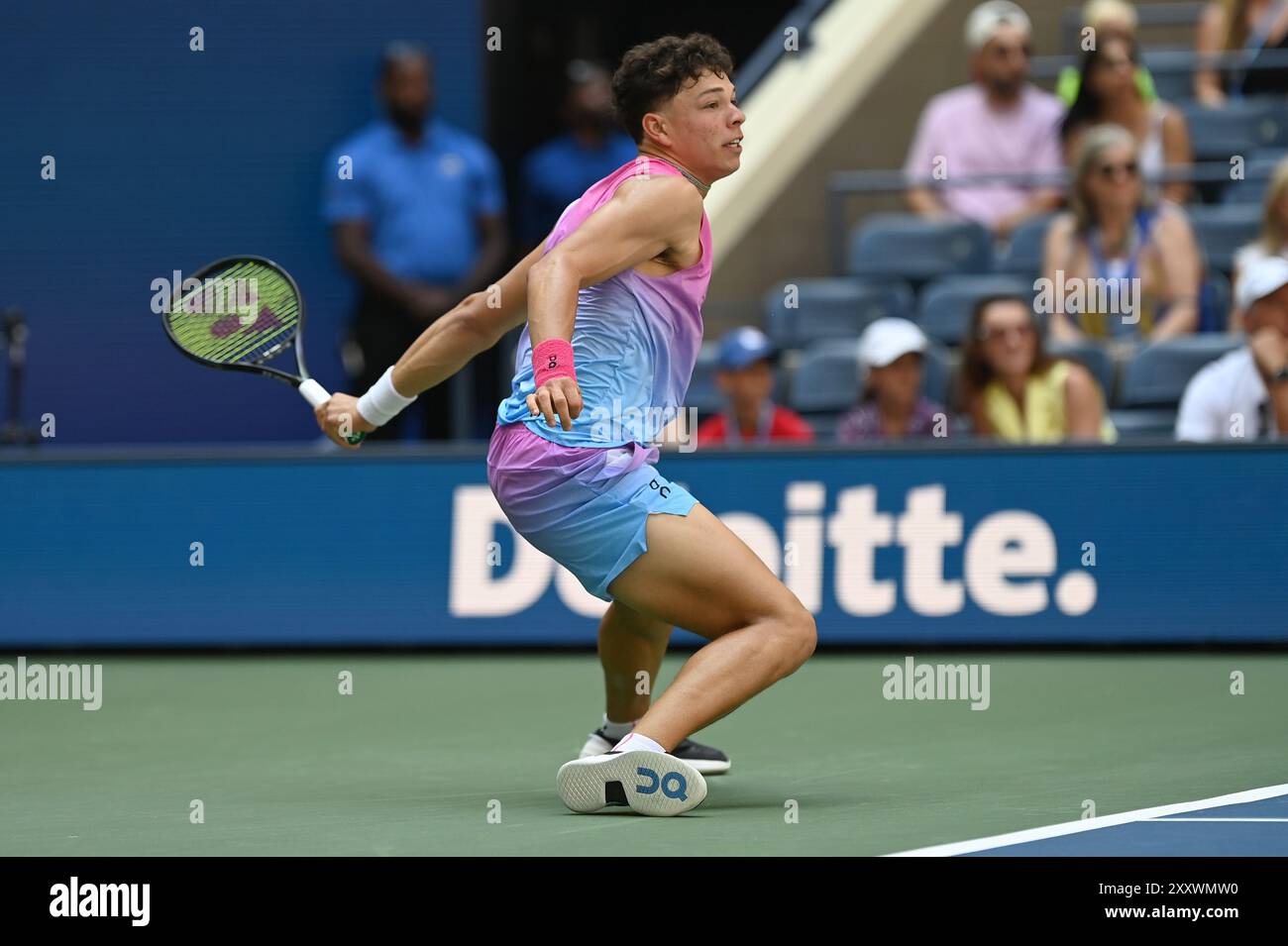 New York, USA. August 2024. Ben Shelton aus den Vereinigten Staaten spielt gegen Dominic Thiem aus Österreich während Men's Singles: Round One des U.S. Open Tennis Turniers im USTA Billie Jean King National Tennis Center, New York, NY, 26. August 2024. (Foto: Anthony Behar/SIPA USA) Credit: SIPA USA/Alamy Live News Stockfoto