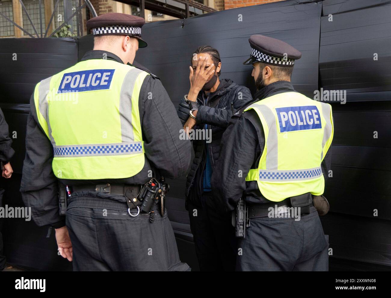 Polizisten verhaften einen Mann während der Karnevalsfeier in Notting Hill im Westen Londons während des Sommermonatswochenendes. Bilddatum: Montag, 26. August 2024. Stockfoto